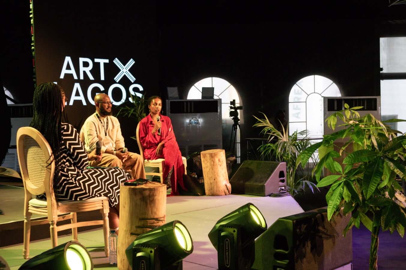 Artist having a discussion